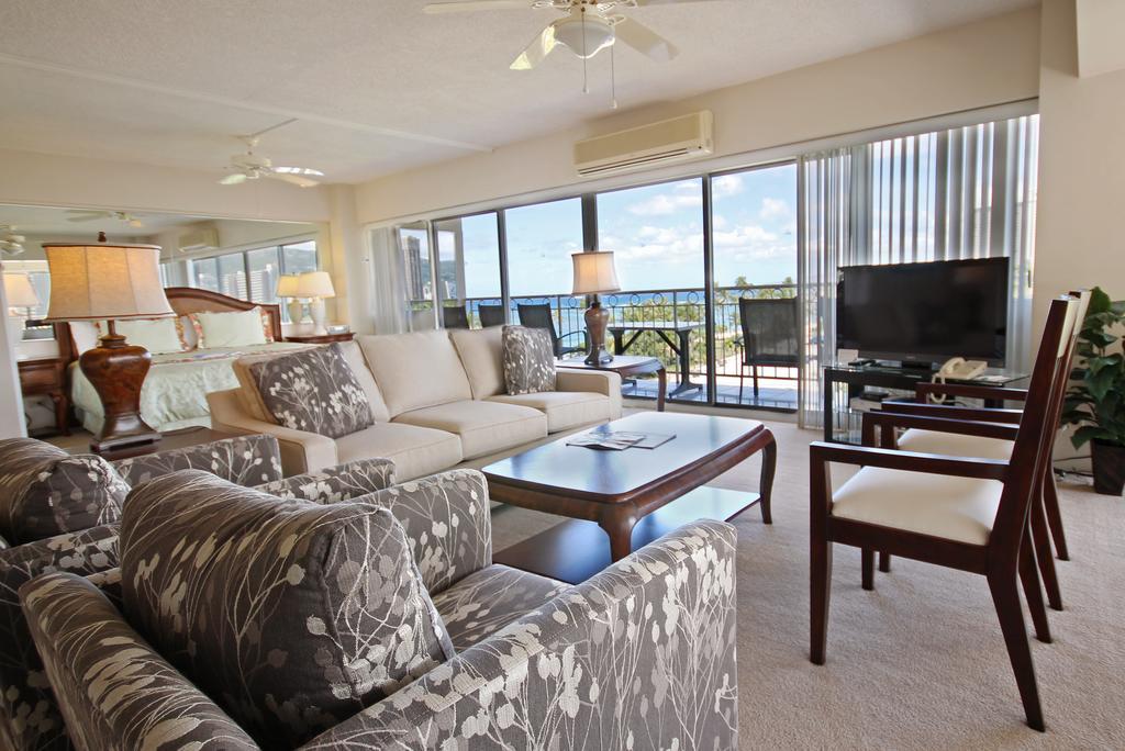 Castle Waikiki Shore 3*