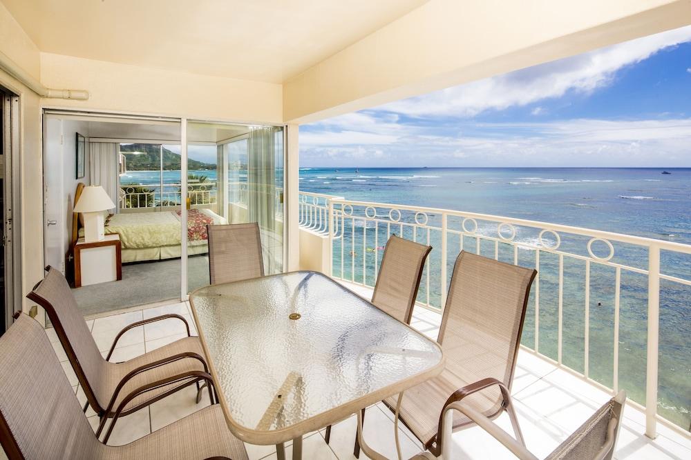 Castle Waikiki Shore 3*
